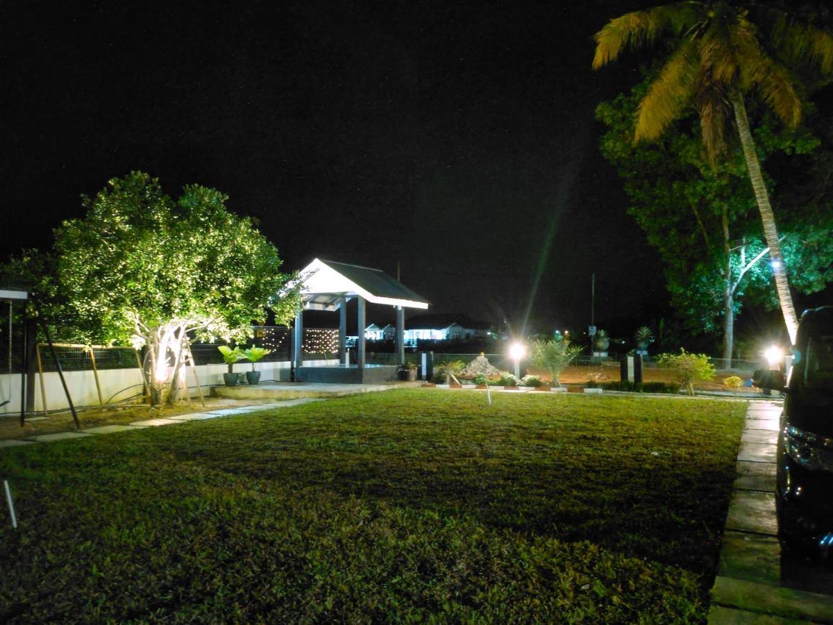Aleesa Roomstay Pasir Puteh Esterno foto