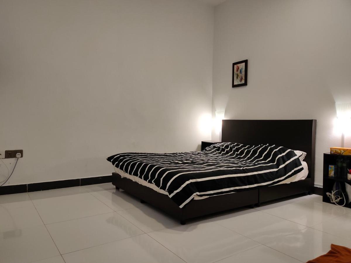 Aleesa Roomstay Pasir Puteh Esterno foto
