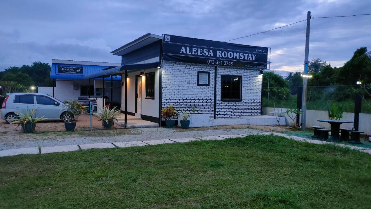 Aleesa Roomstay Pasir Puteh Esterno foto